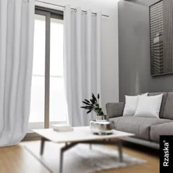Zasłony zaciemniające Rząska® na przelotkach z kolekcji Century Black, łatwe w pielęgnacji, w kolorze Misty White, biało-szarym.