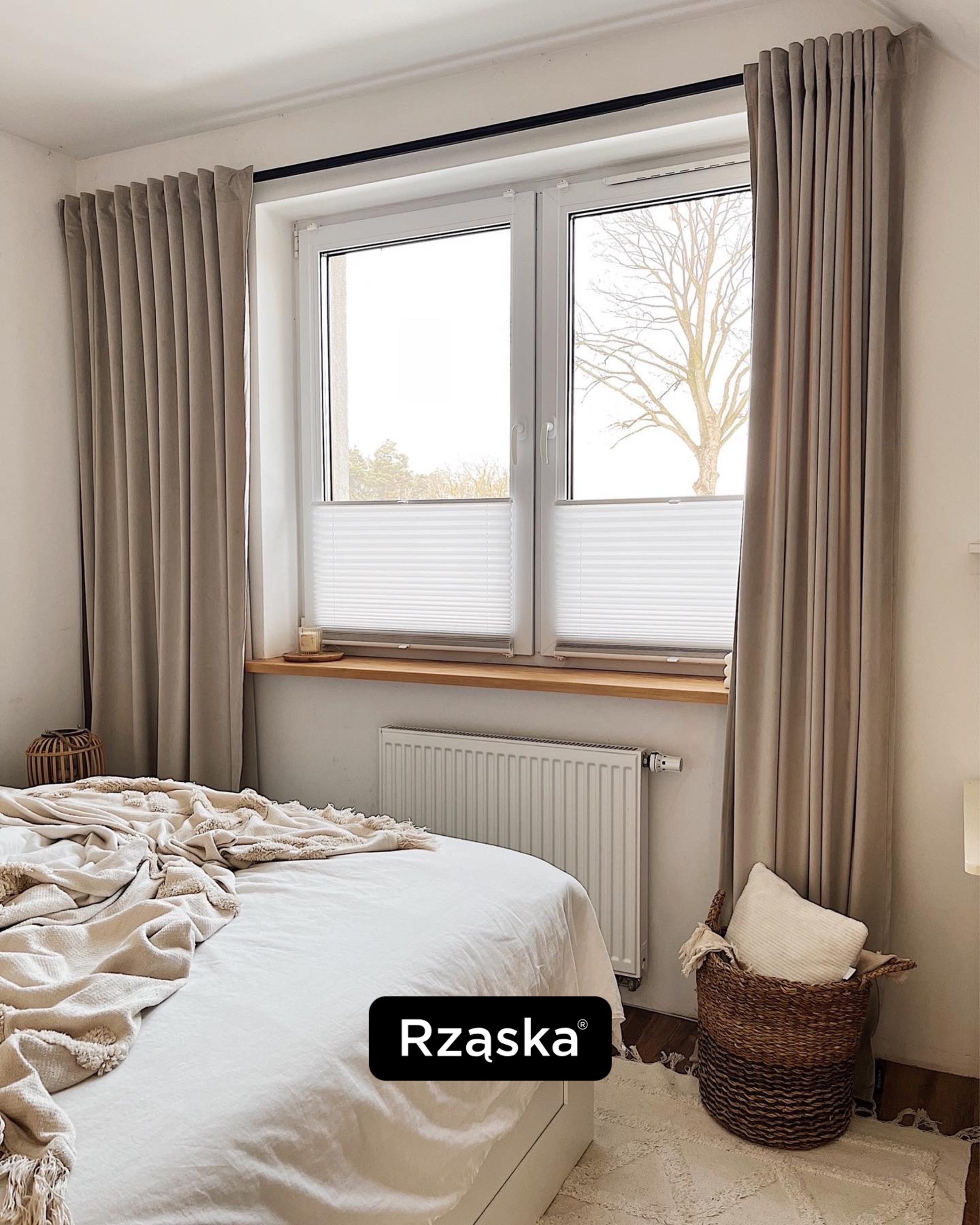 plisy okienne zamontowane na oknie w jasnym wnętrzu