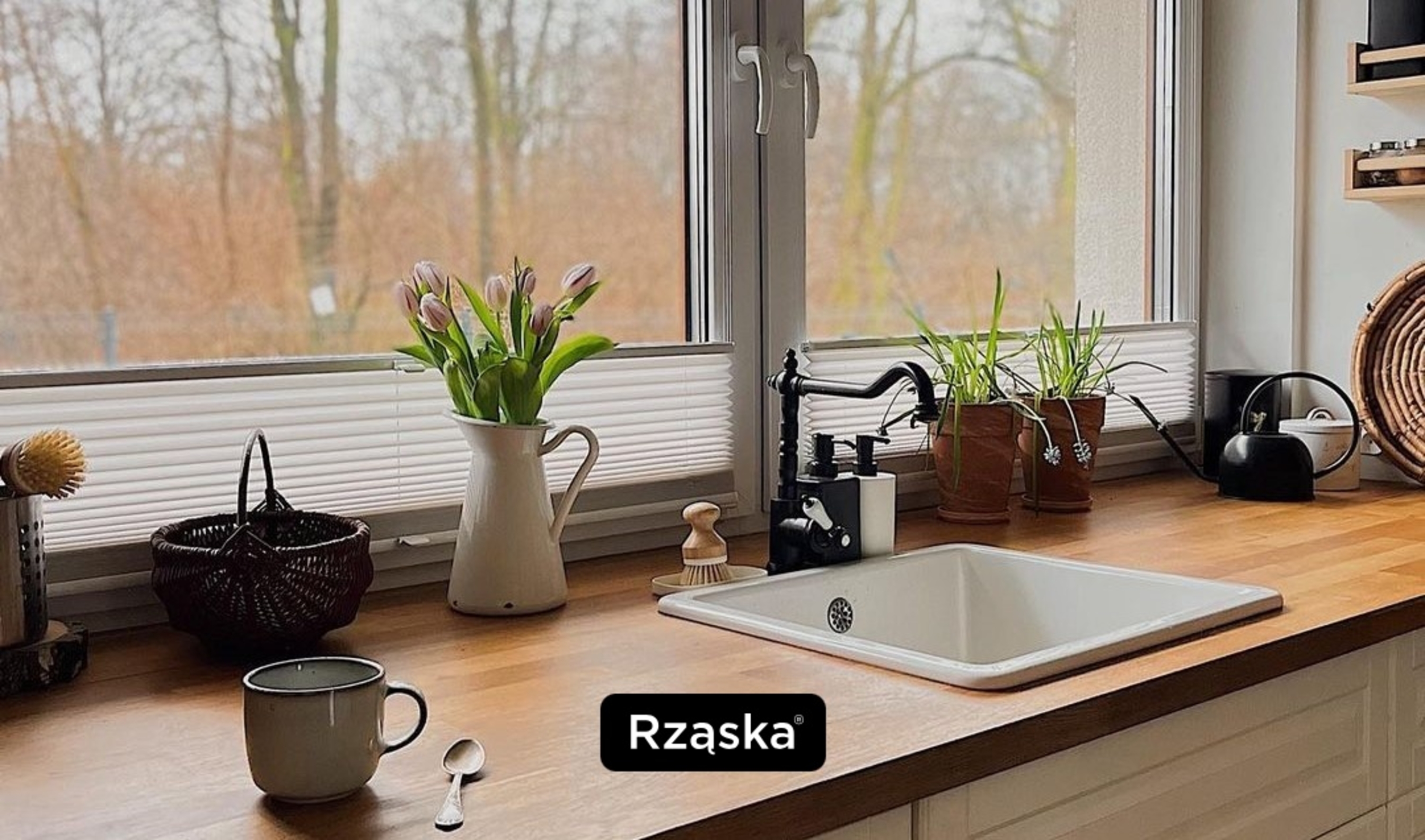 Białe plisy okienne do kuchni