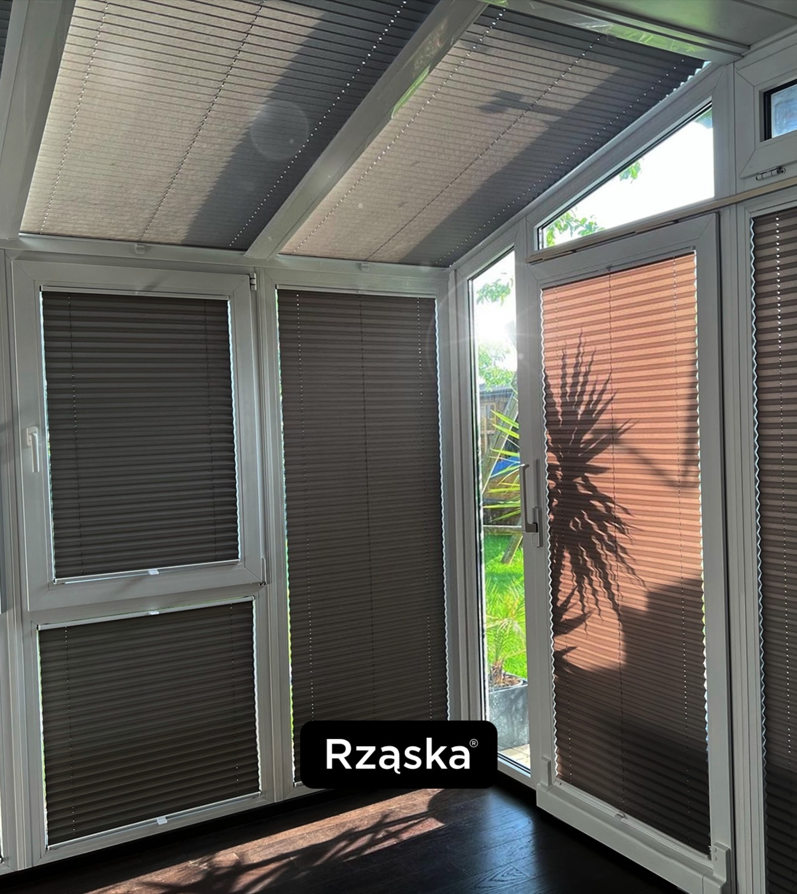 Plisy na oknach dachowych i pionowych w ogrodzie zimowym