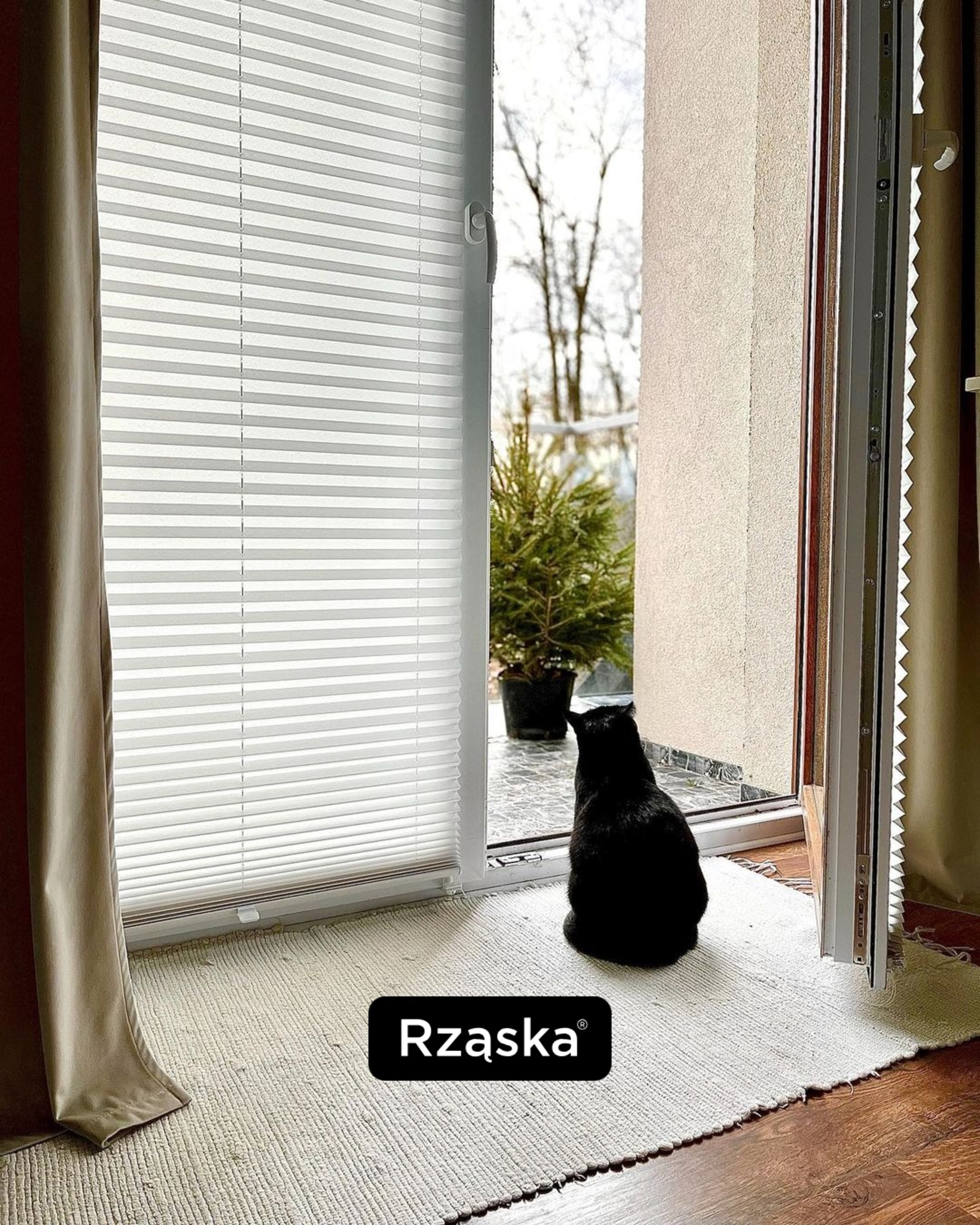 Plisa okienna przy drzwiach balkonowych
