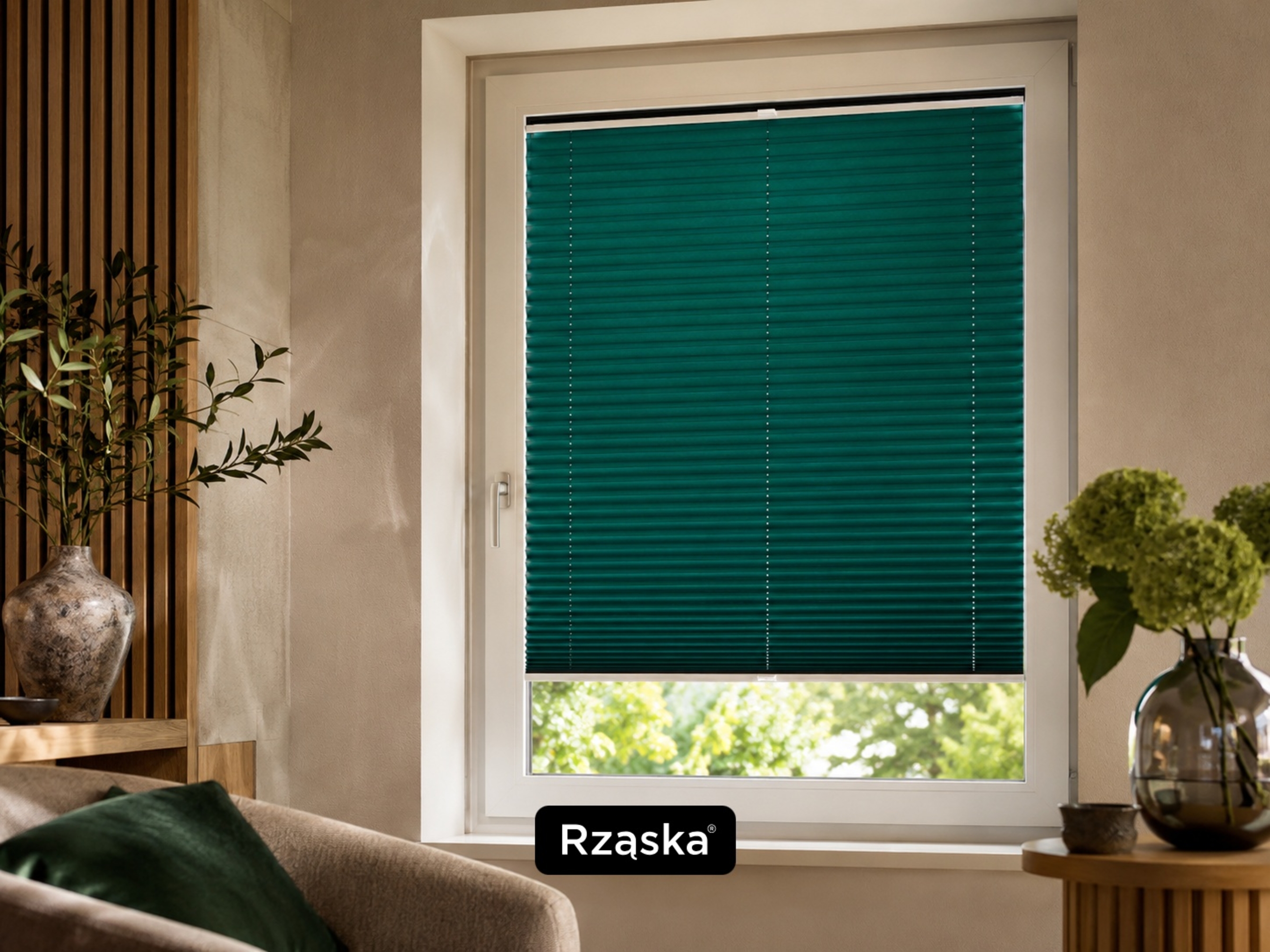 Szmaragdowa plisa w eleganckim wnętrzu