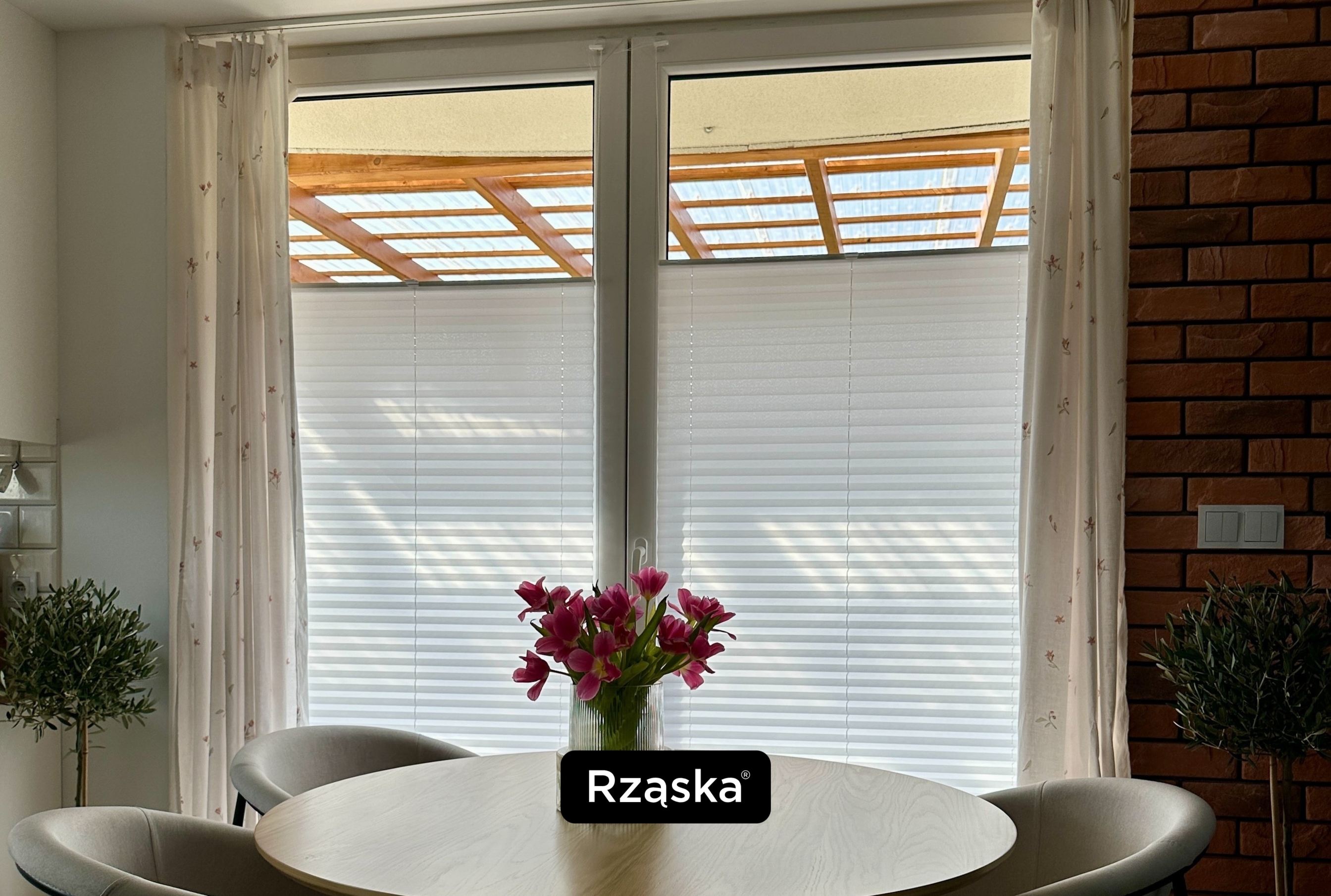 Plisy okienne osłaniające duże przeszklenie w słonecznej jadalni