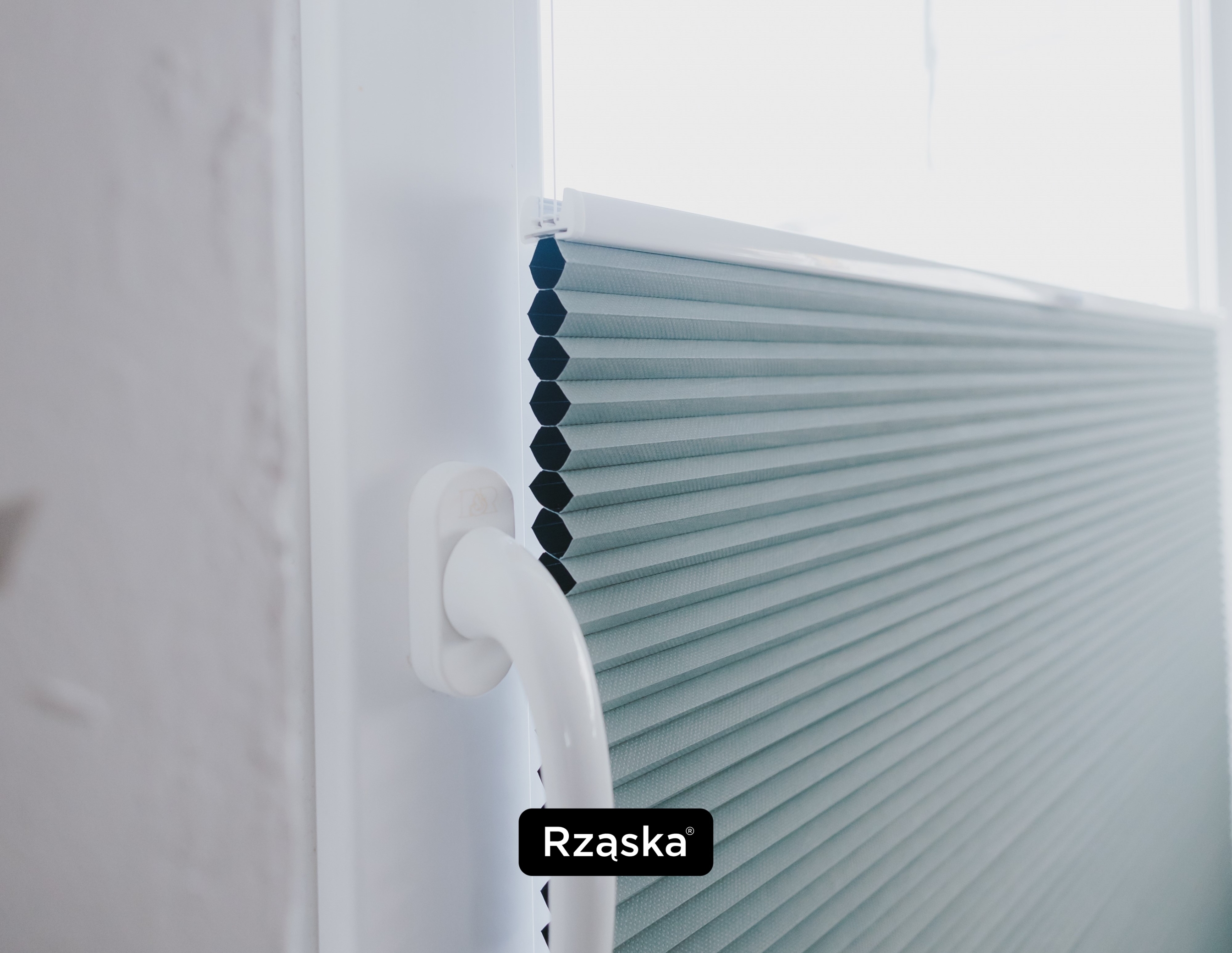 Plisa o strukturze plastra miodu zamontowana przy szybie okna