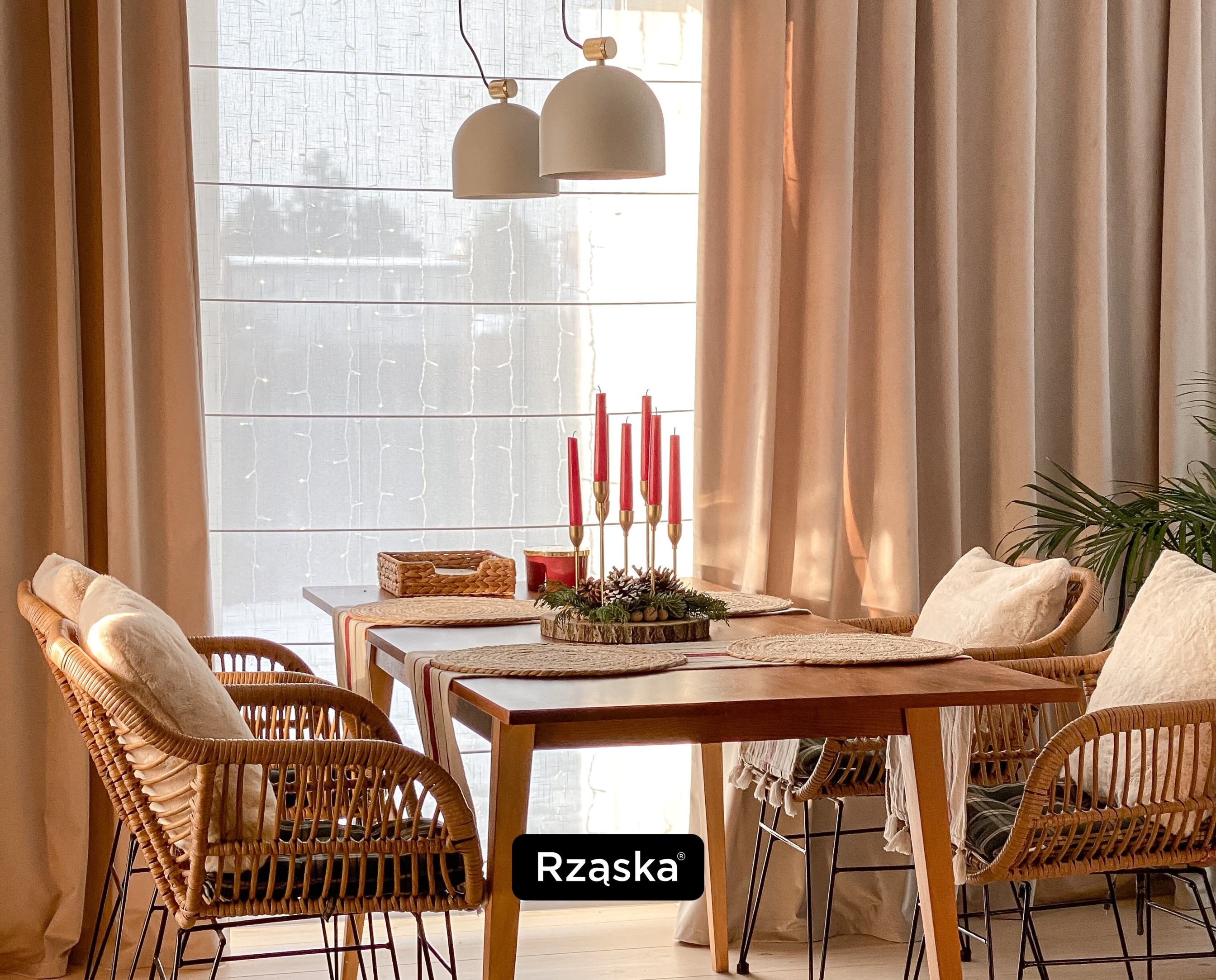 Zasłony blackout osłaniające duże okno w jasnej jadalni