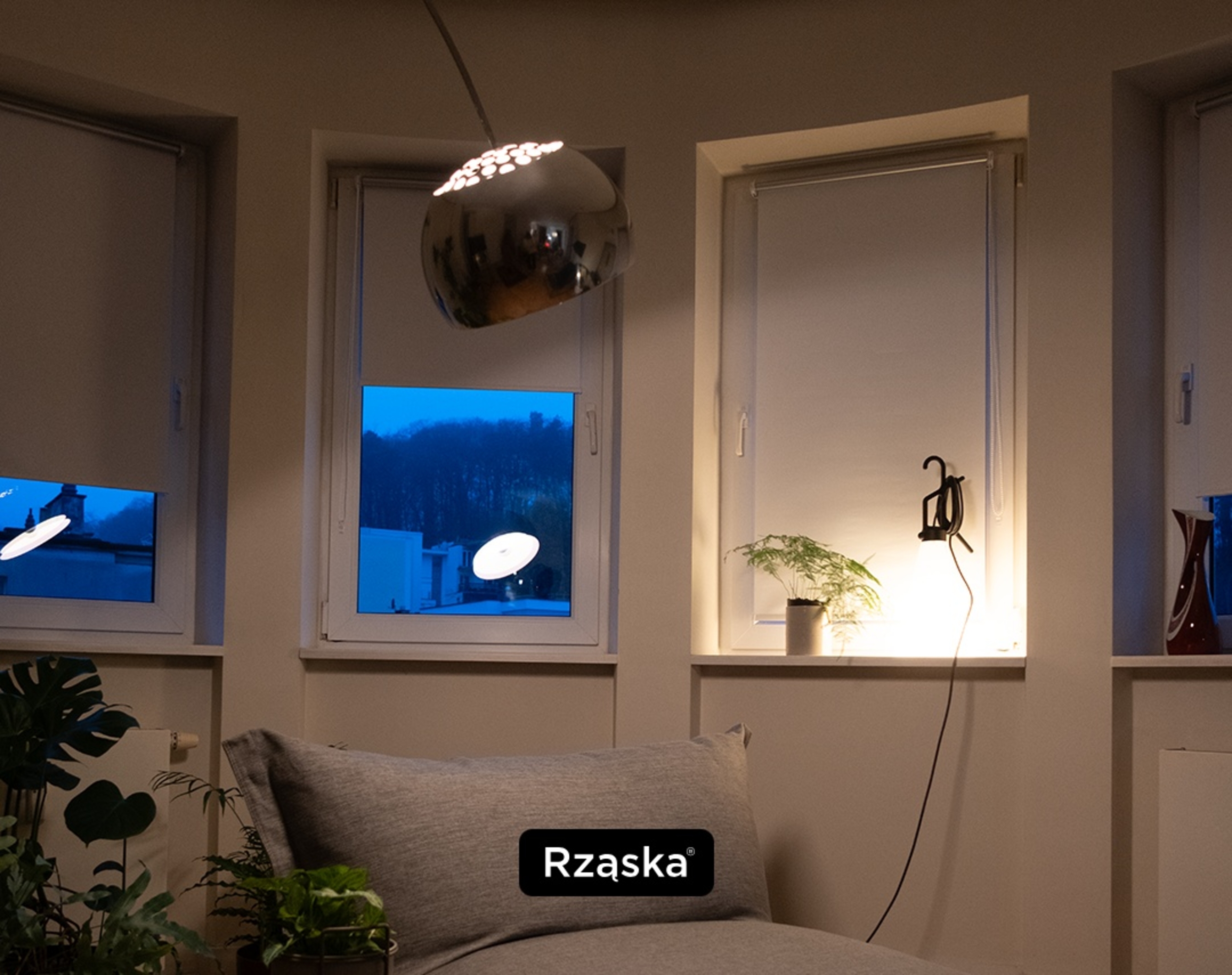 Rolety wewnętrzne blackout zaciemniające okna w salonie