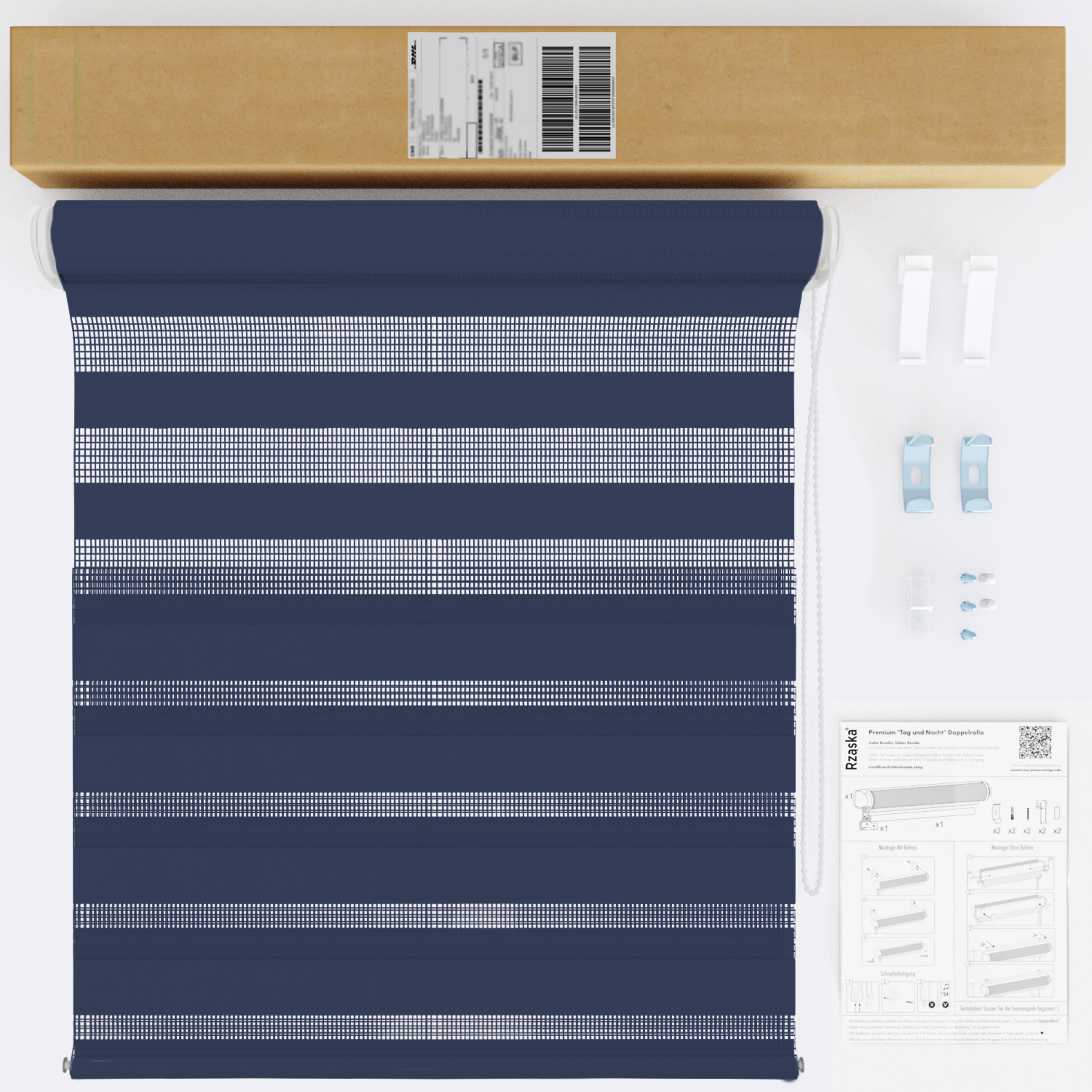 Nowoczesne rolety Rząska® na wymiar, kolekcja Dzień i Noc, uchwyty bezinwazyjne i inwazyjne 2w1 w kolorze Lazurowe wybrzeże, ciemnoniebieskim z profilem białym.